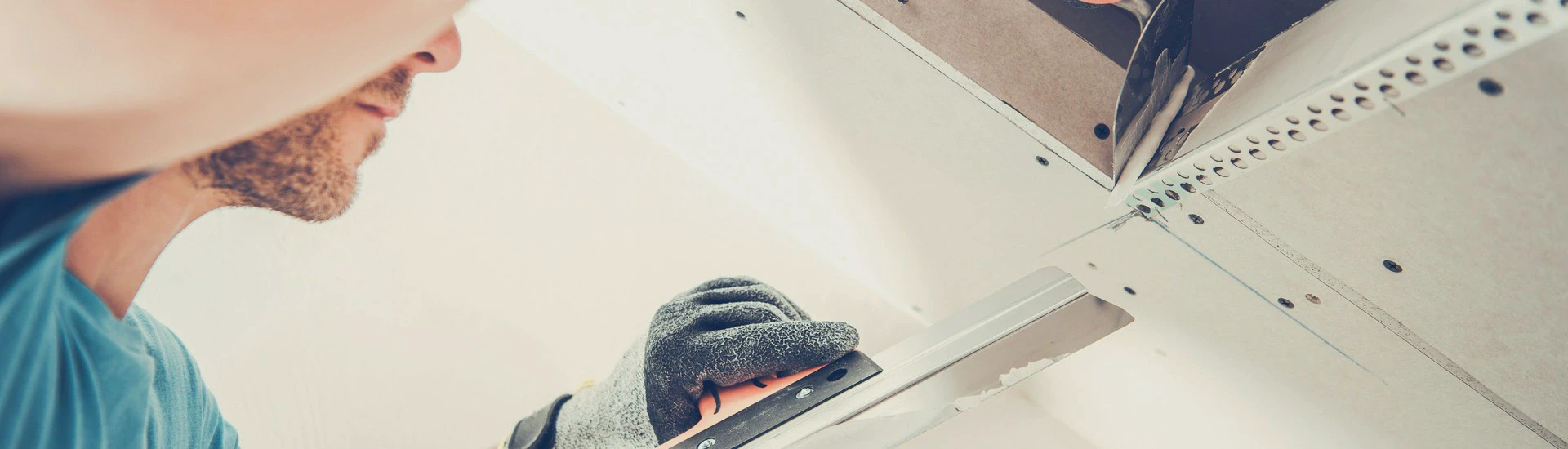 mężczyzna robiący remont